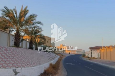 Vilë në Al Dhait, Ras Al Khaimah, Emiratet e Bashkuara Arabe 10 dhoma gjumi, 1466.5 m2. № 611632 - Foto 1