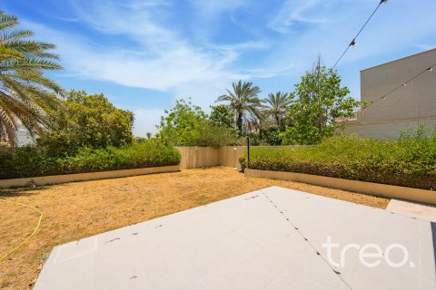 Villa till försäljning i Meadows, Dubai, UAE 5 sovrum, 353.5 kvm Nr. 733915 - fotografi 2