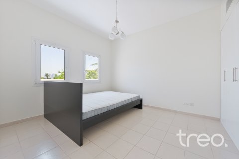 Villa till försäljning i Meadows, Dubai, UAE 5 sovrum, 353.5 kvm Nr. 733915 - fotografi 16