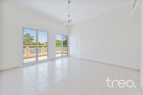 Villa till försäljning i Meadows, Dubai, UAE 5 sovrum, 353.5 kvm Nr. 733915 - fotografi 11