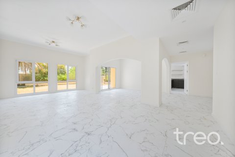 Villa till försäljning i Meadows, Dubai, UAE 5 sovrum, 353.5 kvm Nr. 733915 - fotografi 3