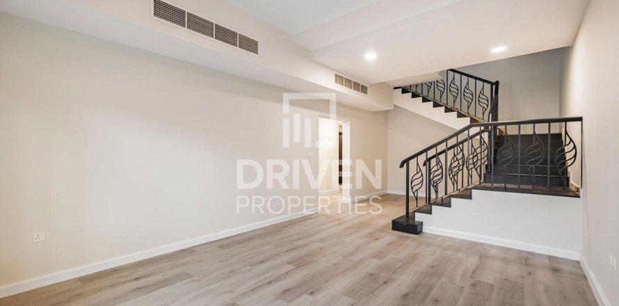 Huvila Al Barsha, Dubai, Arabiemiraatit 4 makuuhuonetta, 339 m2 № 684616