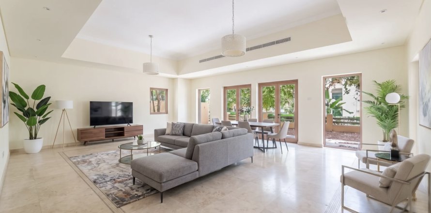 וילה ב Al Furjan, Dubai, איחוד האמירויות 5 חדרי שינה, 422 מ"ר מספר 751305
