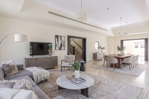 Huvila Al Furjan, Dubai, Arabiemiraatit 5 makuuhuonetta, 422 m2 № 751305 - kuva 3