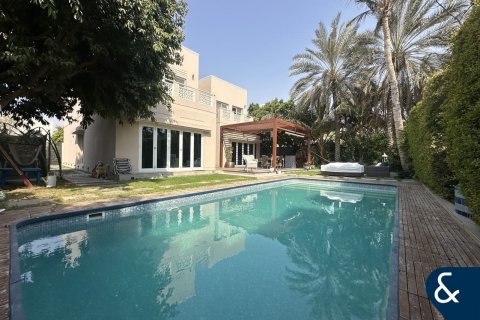 Villa in Meadows, Dubai, UAE 4 bedrooms, 589 sq.m. № 667921 - photo 1