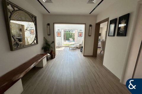 Villa in Meadows, Dubai, UAE 4 bedrooms, 589 sq.m. № 667921 - photo 2