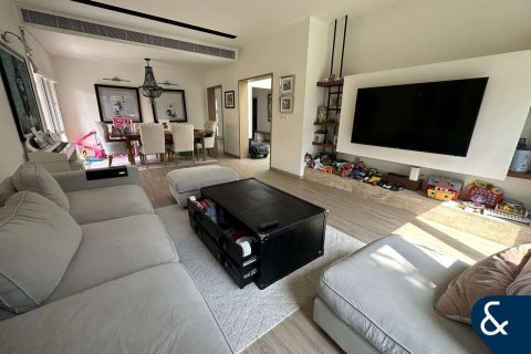 Villa in Meadows, Dubai, UAE 4 bedrooms, 589 sq.m. № 667921 - photo 6