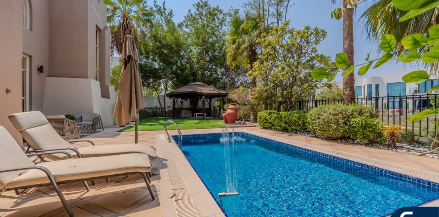 Vila v Jumeirah Islands, Dubai, SAE 4 ložnice, 492 m² Č.: 667918