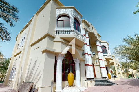 Vilă de închiriat în Emirates Hills, Dubai, EAU 1724 mp. №678688 - poză 1