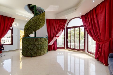 Снять в аренду виллу в Emirates Hills, Дубай, ОАЭ 1724м2, № 678688 - фото 2