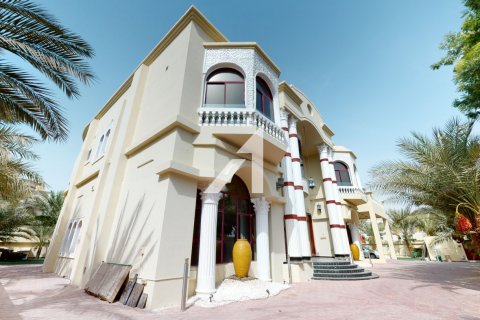 Снять в аренду виллу в Emirates Hills, Дубай, ОАЭ 1724м2, № 678688 - фото 13