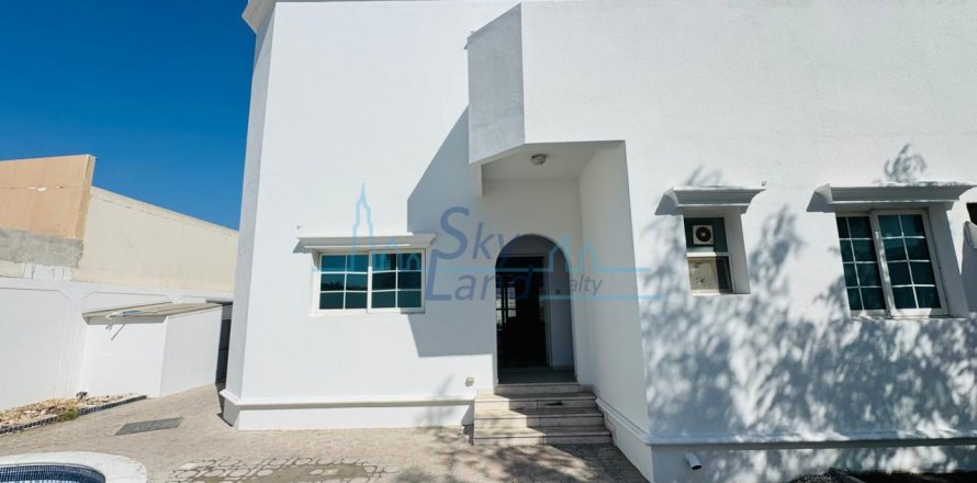 Villa i Umm Suqeim, Dubai, UAE 4 sovrum, 371.6 kvm Nr. 662065