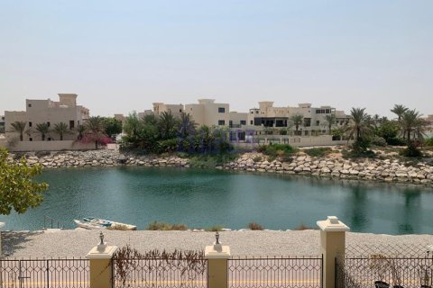 Townhouse in Al Hamra Village, Ras Al Khaimah, UAE 4 bedrooms, 255.5 sq.m. № 647183 - photo 2