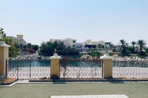 Townhouse in Al Hamra Village, Ras Al Khaimah, UAE 4 bedrooms, 255.5 sq.m. № 647183 - photo 6