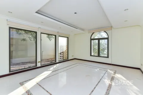 Villa en alquiler en Palm Jumeirah, Dubai, EAU 4 dormitorios, 465 m2 № 650088 - foto 2