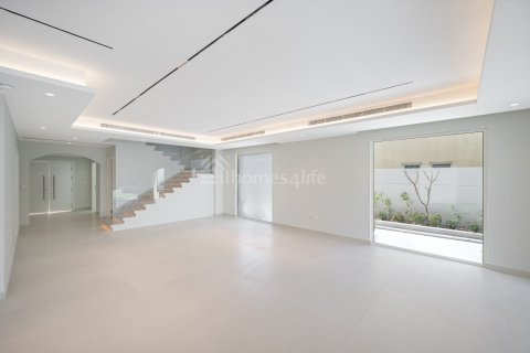 Villa in Jumeirah Park, Dubai, UAE 5 bedrooms, 762 sq.m. № 717821 - photo 5