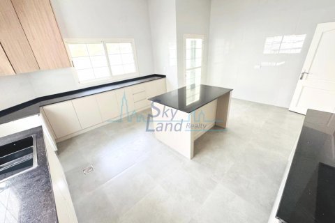 Vilë në Umm Suqeim, Dubai, Emiratet e Bashkuara Arabe 4 dhoma gjumi, 418.1 m2. № 632280 - Foto 9