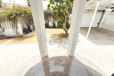 Vilë në Umm Suqeim, Dubai, Emiratet e Bashkuara Arabe 4 dhoma gjumi, 418.1 m2. № 632280 - Foto 19