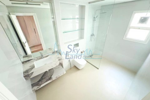 Vilë në Umm Suqeim, Dubai, Emiratet e Bashkuara Arabe 4 dhoma gjumi, 418.1 m2. № 632280 - Foto 22