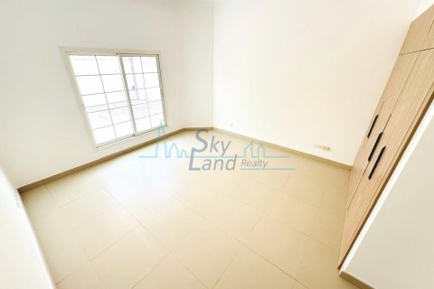 Vilë në Umm Suqeim, Dubai, Emiratet e Bashkuara Arabe 4 dhoma gjumi, 418.1 m2. № 632280 - Foto 5
