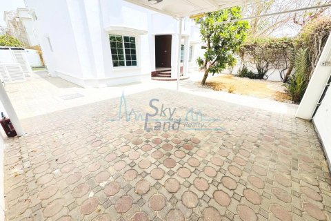Vilë në Umm Suqeim, Dubai, Emiratet e Bashkuara Arabe 4 dhoma gjumi, 418.1 m2. № 632280 - Foto 17