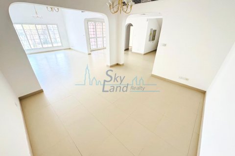 Vilë në Umm Suqeim, Dubai, Emiratet e Bashkuara Arabe 4 dhoma gjumi, 418.1 m2. № 632280 - Foto 6