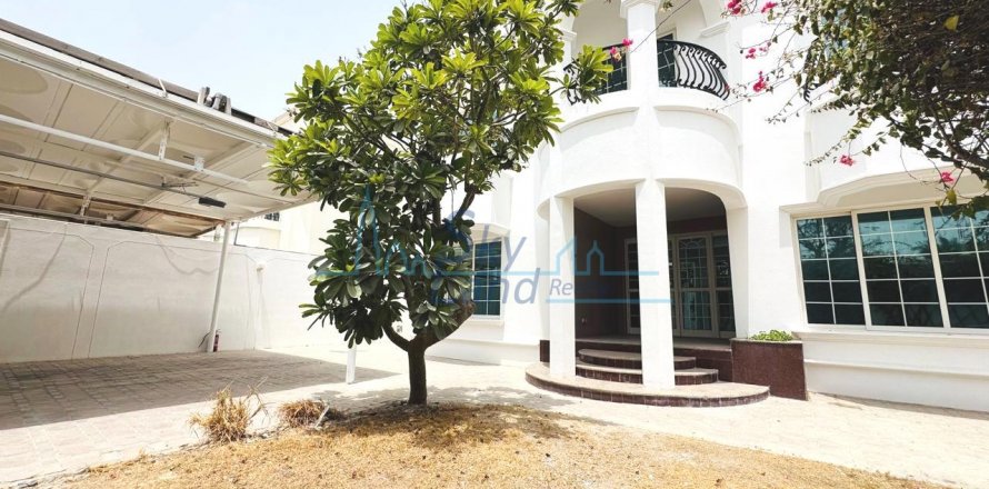 Vilë në Umm Suqeim, Dubai, Emiratet e Bashkuara Arabe 4 dhoma gjumi, 418.1 m2. № 632280