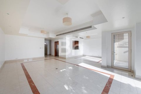 Villa in Dubai Marina, UAE 3 bedrooms, 408 sq.m. № 645351 - photo 2