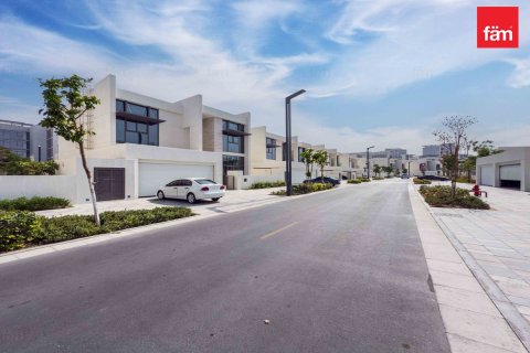 Villa in Dubai, UAE 4 bedrooms, 627 sq.m. № 647651 - photo 23