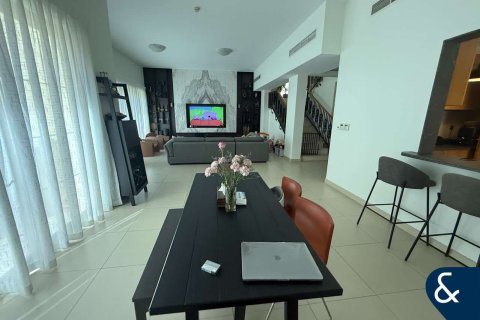 Vilë në Nadd Al Sheba, Dubai, Emiratet e Bashkuara Arabe 4 dhoma gjumi, 354 m2. № 667093 - Foto 3