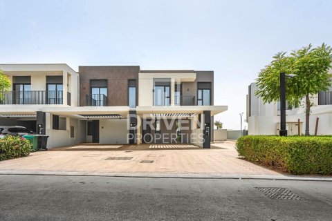 Villa in Dubai South (Dubai World Central), Dubai, UAE 4 bedrooms, 320 sq.m. № 655093 - photo 1