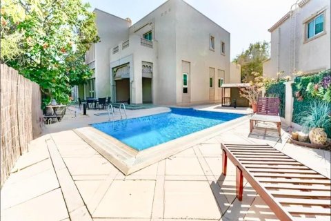 Villa in Jumeirah Islands, Dubai, UAE 4 bedrooms, 818 sq.m. № 628630 - photo 1