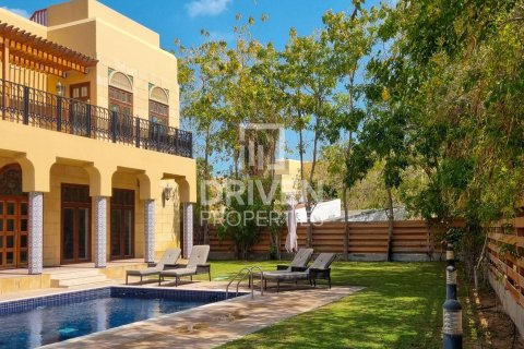 Vilă de închiriat în Jumeirah, Dubai, EAU 6 dormitoare, 1138.06 mp. №746171 - poză 2