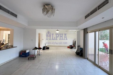 Снять в аренду таунхаус в Al Hamra Village, Рас-эль-Хайма, ОАЭ 3 спальни, 199.7м2, № 680500 - фото 5