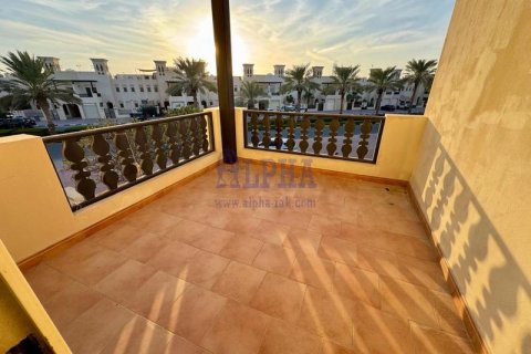 Снять в аренду таунхаус в Al Hamra Village, Рас-эль-Хайма, ОАЭ 3 спальни, 199.7м2, № 680500 - фото 3