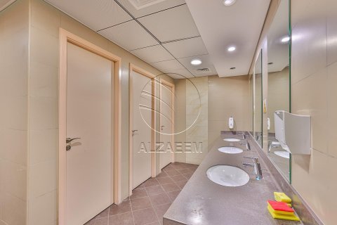 Commercial property in Al Nahyan Camp, Abu Dhabi, UAE 518 sq.m. № 615881 - photo 21