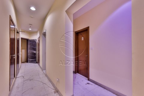 Commercial property in Al Nahyan Camp, Abu Dhabi, UAE 518 sq.m. № 615881 - photo 20