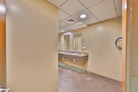 Commercial property in Al Nahyan Camp, Abu Dhabi, UAE 518 sq.m. № 615881 - photo 22