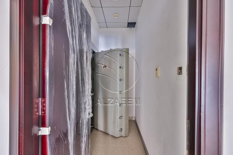 Commercial property in Al Nahyan Camp, Abu Dhabi, UAE 518 sq.m. № 615881 - photo 24