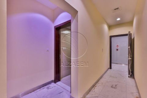 Commercial property in Al Nahyan Camp, Abu Dhabi, UAE 518 sq.m. № 615881 - photo 17