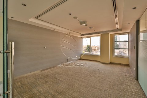 Pronë komerciale në Al Nahyan Camp, Abu Dhabi, Emiratet e Bashkuara Arabe 661 m2. № 615882 - Foto 16