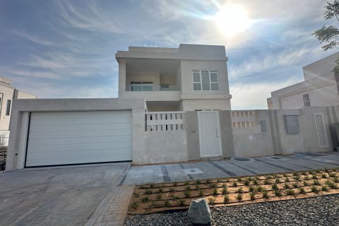 Abu Dhabi, संयुक्त अरब अमीरात में विला, 5 बेडरूम, 390 वर्ग मीटर, संख्या 717412 - फ़ोटो 1