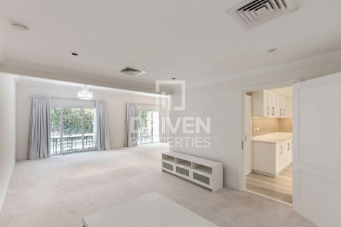 Vilë në Al Barsha, Dubai, Emiratet e Bashkuara Arabe 4 dhoma gjumi, 311 m2. № 603573 - Foto 2