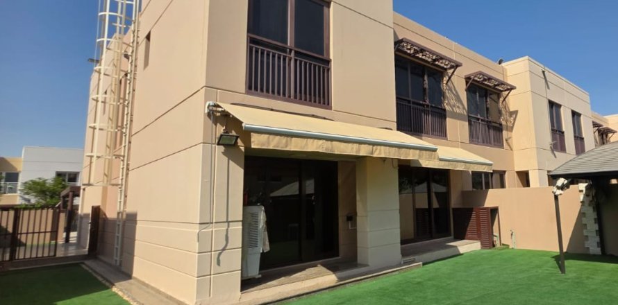 Townhouse i Muwaileh Commercial, Sharjah, UAE 4 soveværelser, 276.85 kvm № 748577