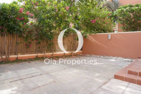 Villa in Abu Dhabi, UAE 4 bedrooms, 275 sq.m. № 612234 - photo 3