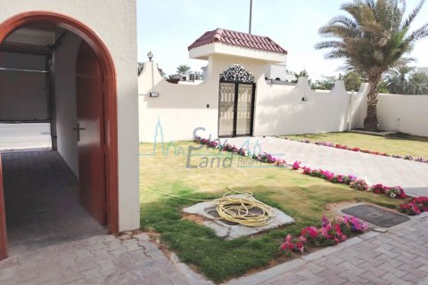 فيلا للإيجار في جميرا، دبي، الإمارات العربية المتحدة 6 غرفة نوم ، 371.6 متر مربع ، رقم 631611 - صورة 2