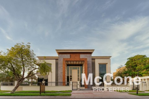 Villa in Emirates Hills, Dubai, UAE 6 bedrooms, 1749.64 sq.m. № 587513 - photo 1