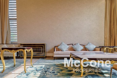 Villa in Emirates Hills, Dubai, UAE 6 bedrooms, 1749.64 sq.m. № 587513 - photo 7