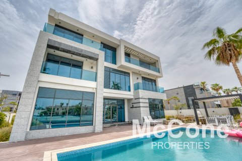 Villa in Palm Jumeirah, Dubai, UAE 8 bedrooms, 882.95 sq.m. № 587510 - photo 1
