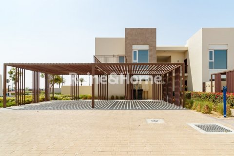 וילה ב Dubai, איחוד האמירויות 2 חדרי שינה, 113.1 מ